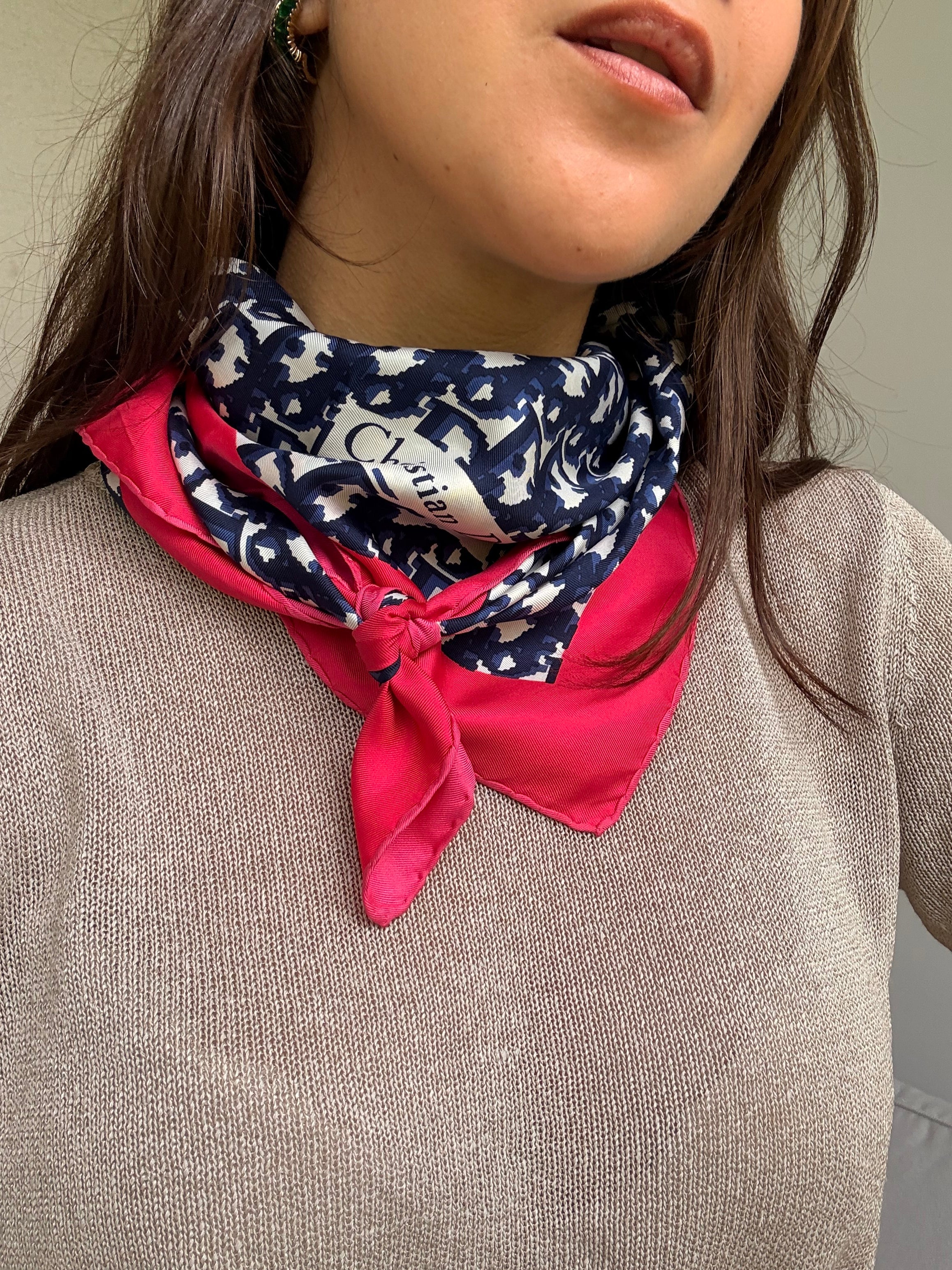 Foulard Christian Dior – Modèle Monogramme Bleu Et Rose