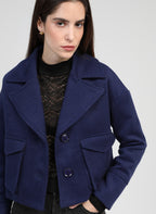 An'ge – Chaqueta Cassandra Bleu, chaqueta corta de lana azul marino llevada por una modelo, vista de frente