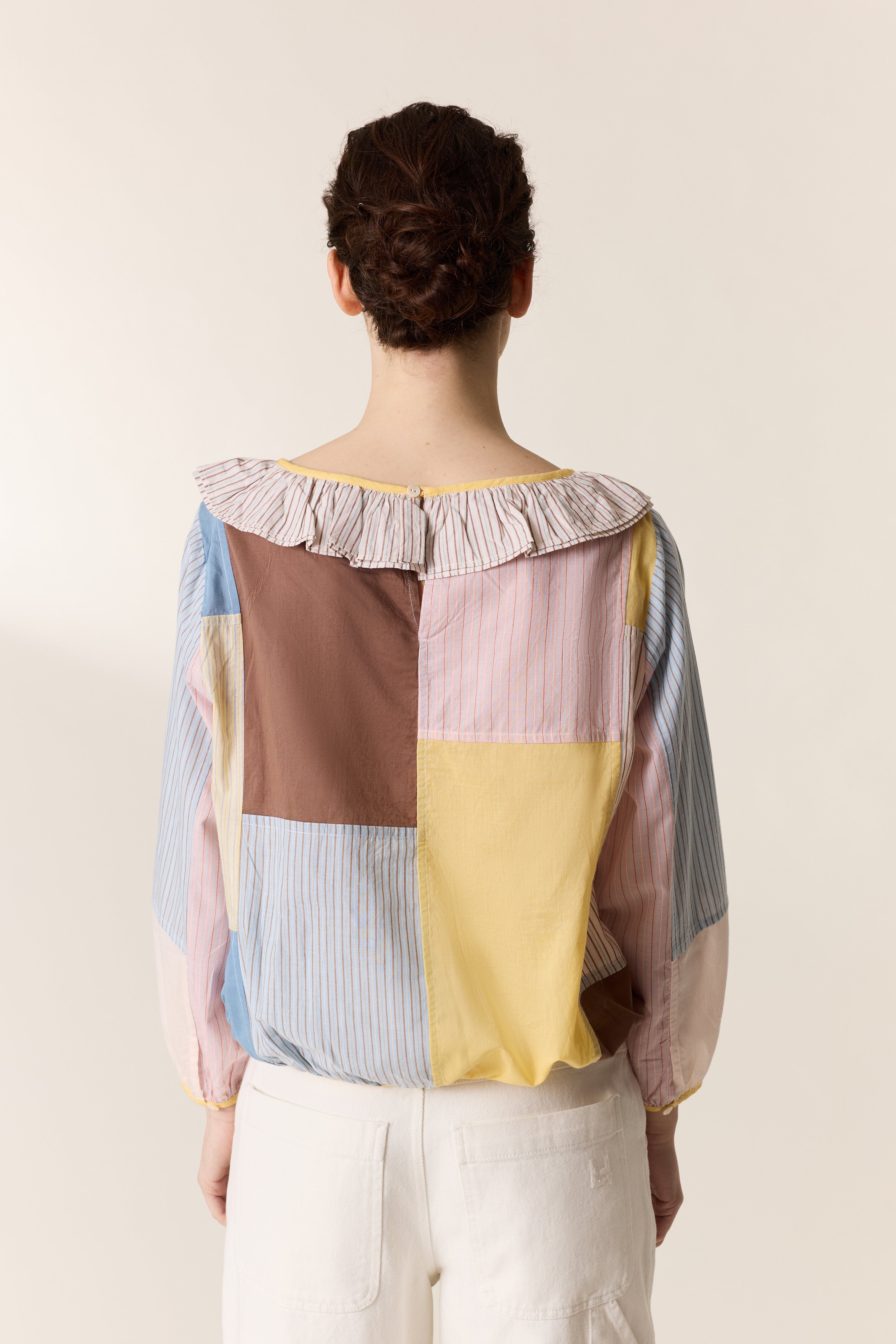 Camisa con parche circular