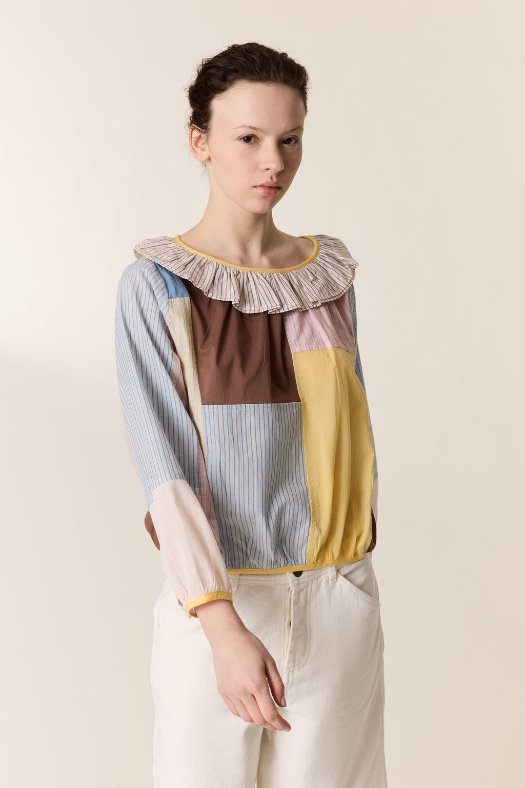 Camisa con parche circular