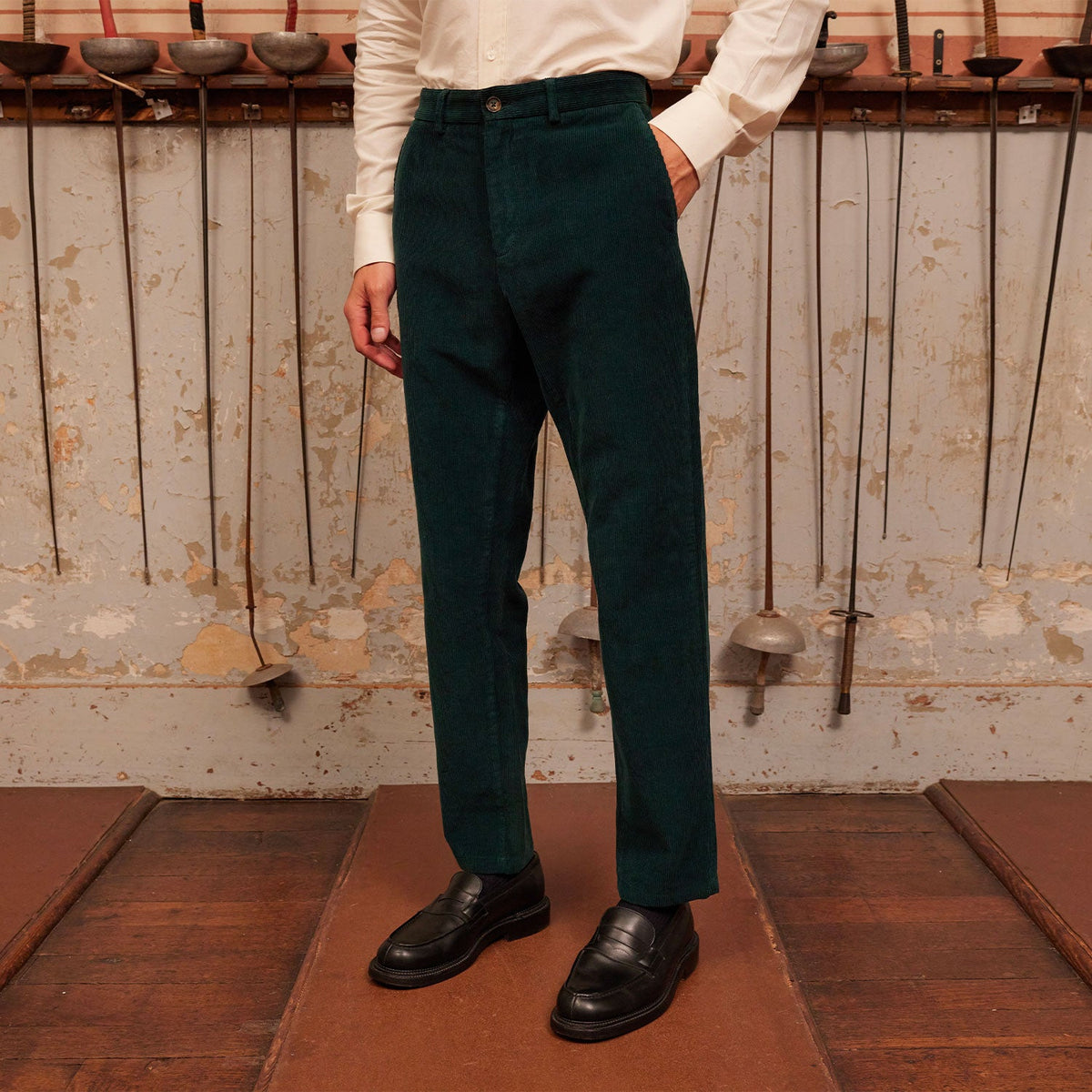 Hast – Chino In Velluto Verde Foresta, modello che indossa pantaloni in velluto a coste verde scuro, vista laterale