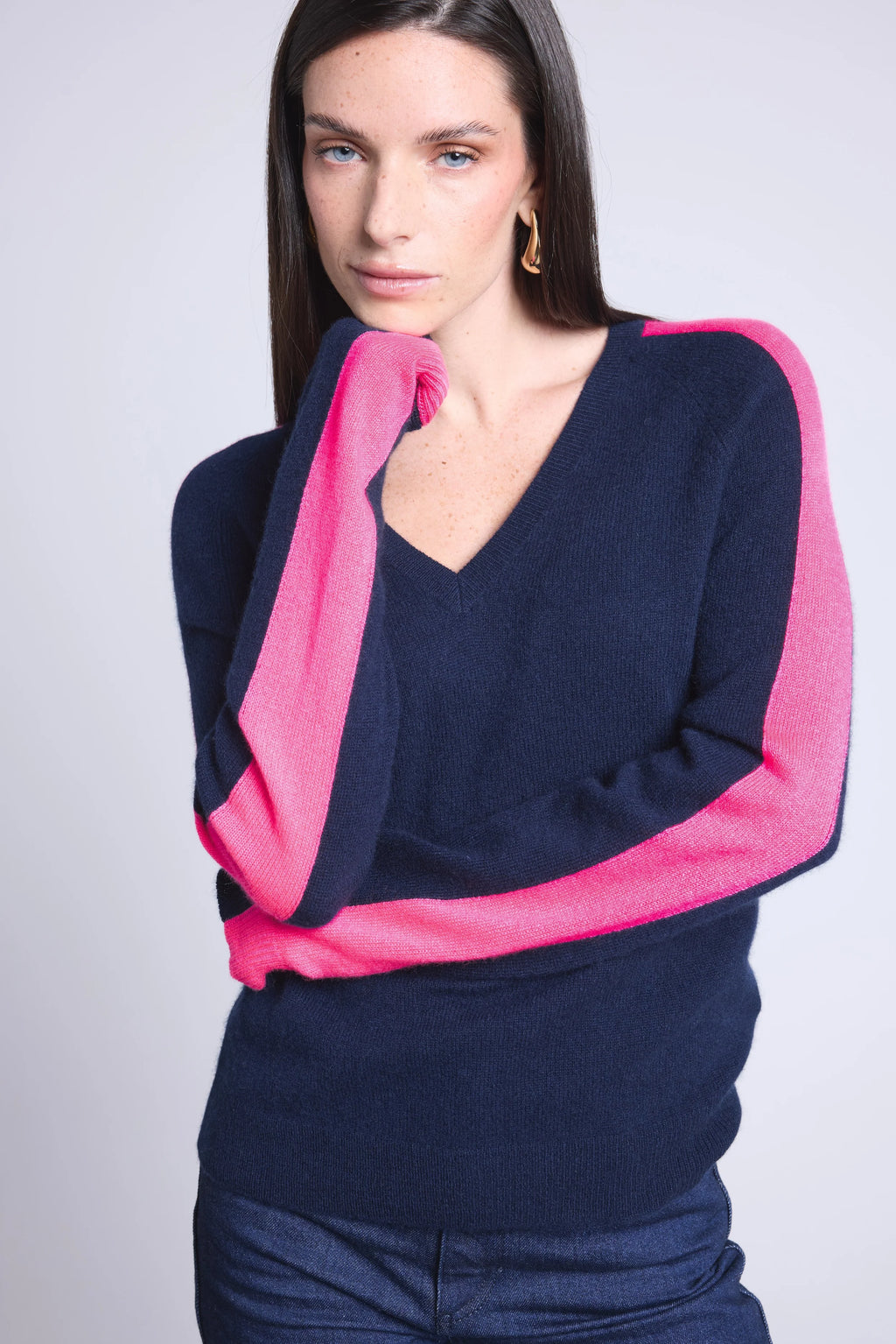 Jersey de cuello en V con banda rosa Coline - Azul marino y rosa flúor - Mujer