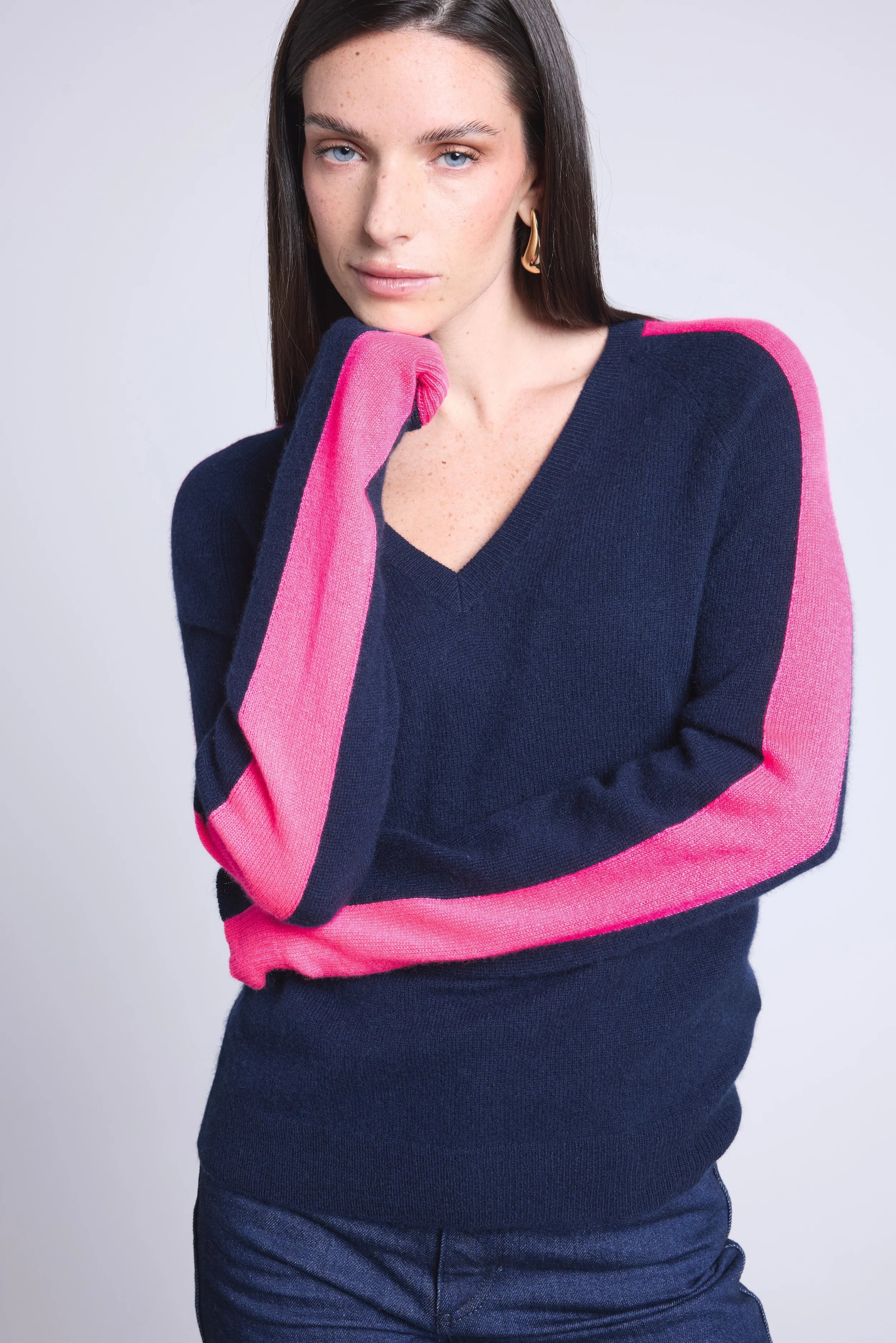 Jersey de cuello en V con banda rosa Coline - Azul marino y rosa flúor - Mujer