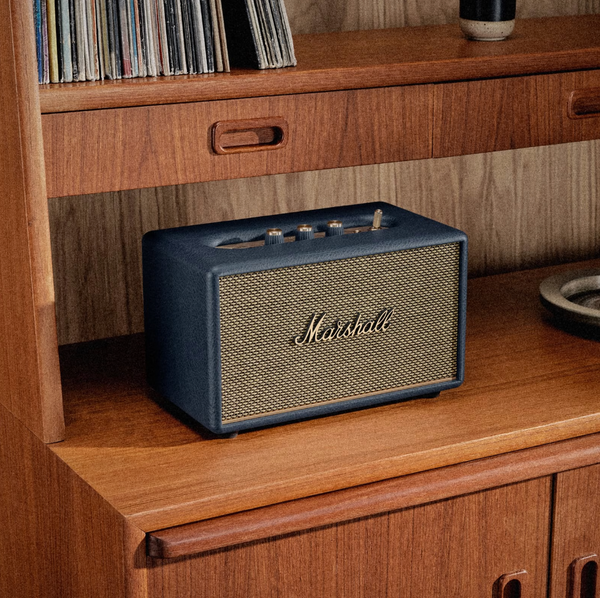Marshall – Acton III - Altavoz para el Hogar - Midnight Blue, altavoz Bluetooth colocado sobre un estante de madera, vista frontal