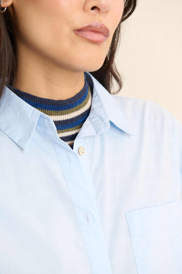 Bolsillos de parche en el pecho para la camisa BELLE color azul, con cuello clásico y botón nacarado.