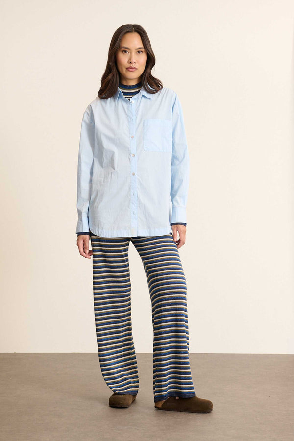 Camisa holgada en color azul de algodón, colección Garance Paris otoño-invierno 2025, cuello clásico, espalda fruncida y botón nacarado.