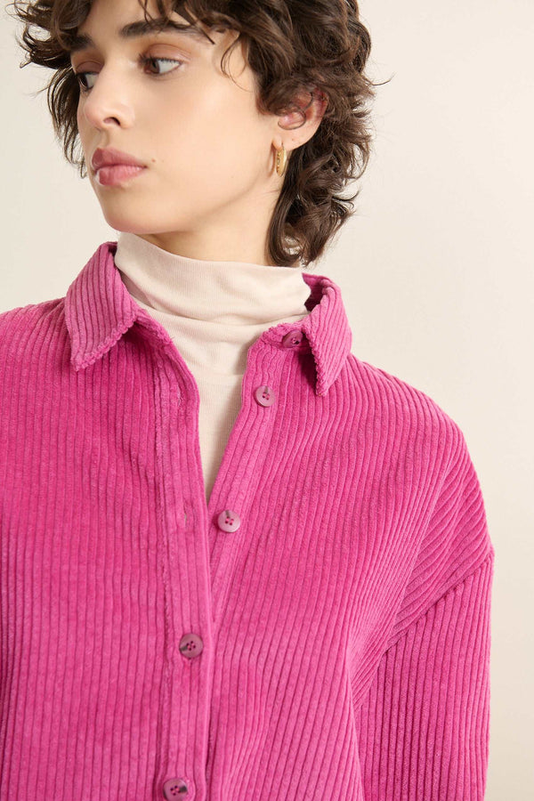 Garance Paris AH 2025, chemise pour femme avec col chemise, en velours et patte de boutonnage à l'avant.