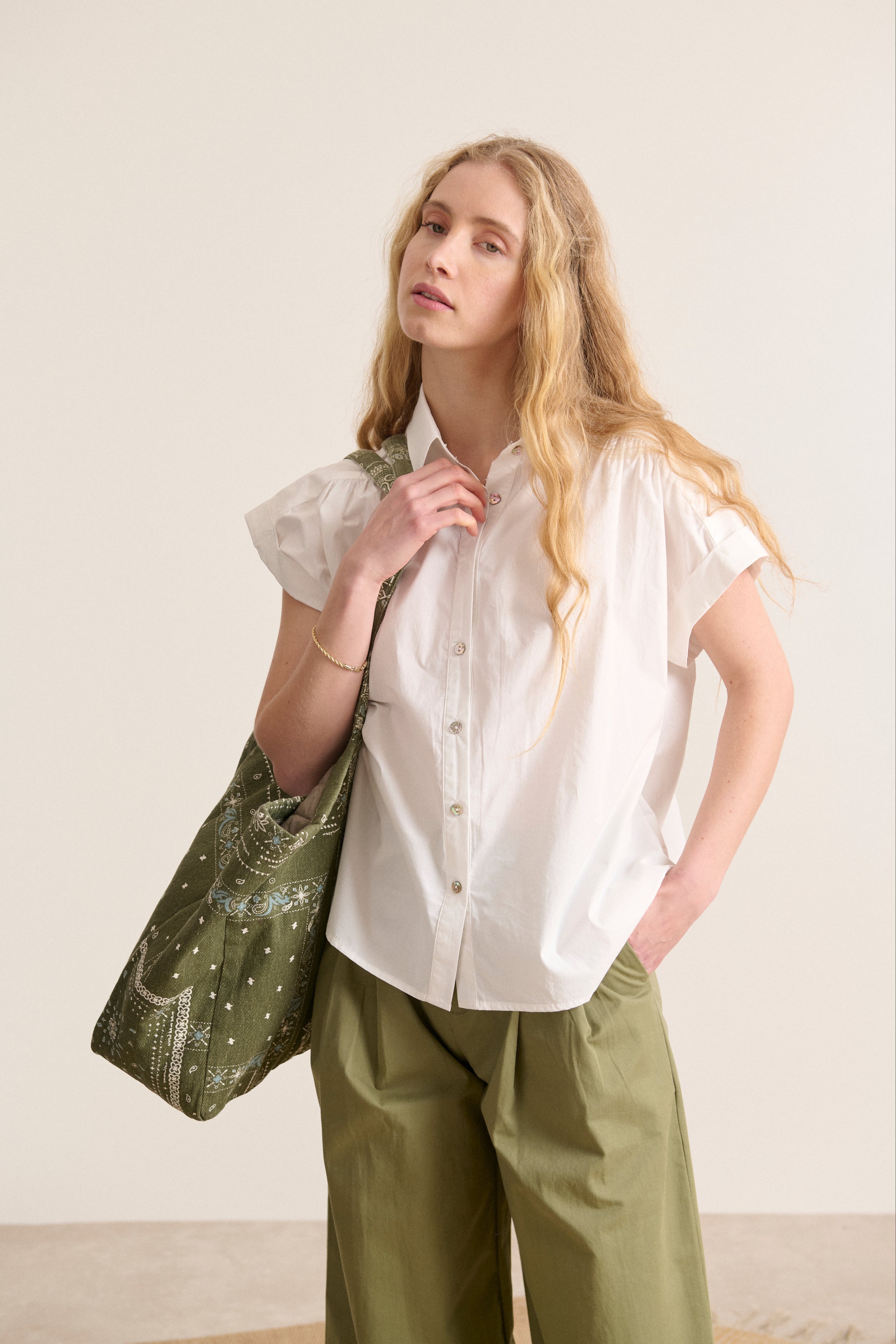 Top con cuello camisero en popelina de algodón, corte fluido y holgado, colección primavera verano de la marca parisina 