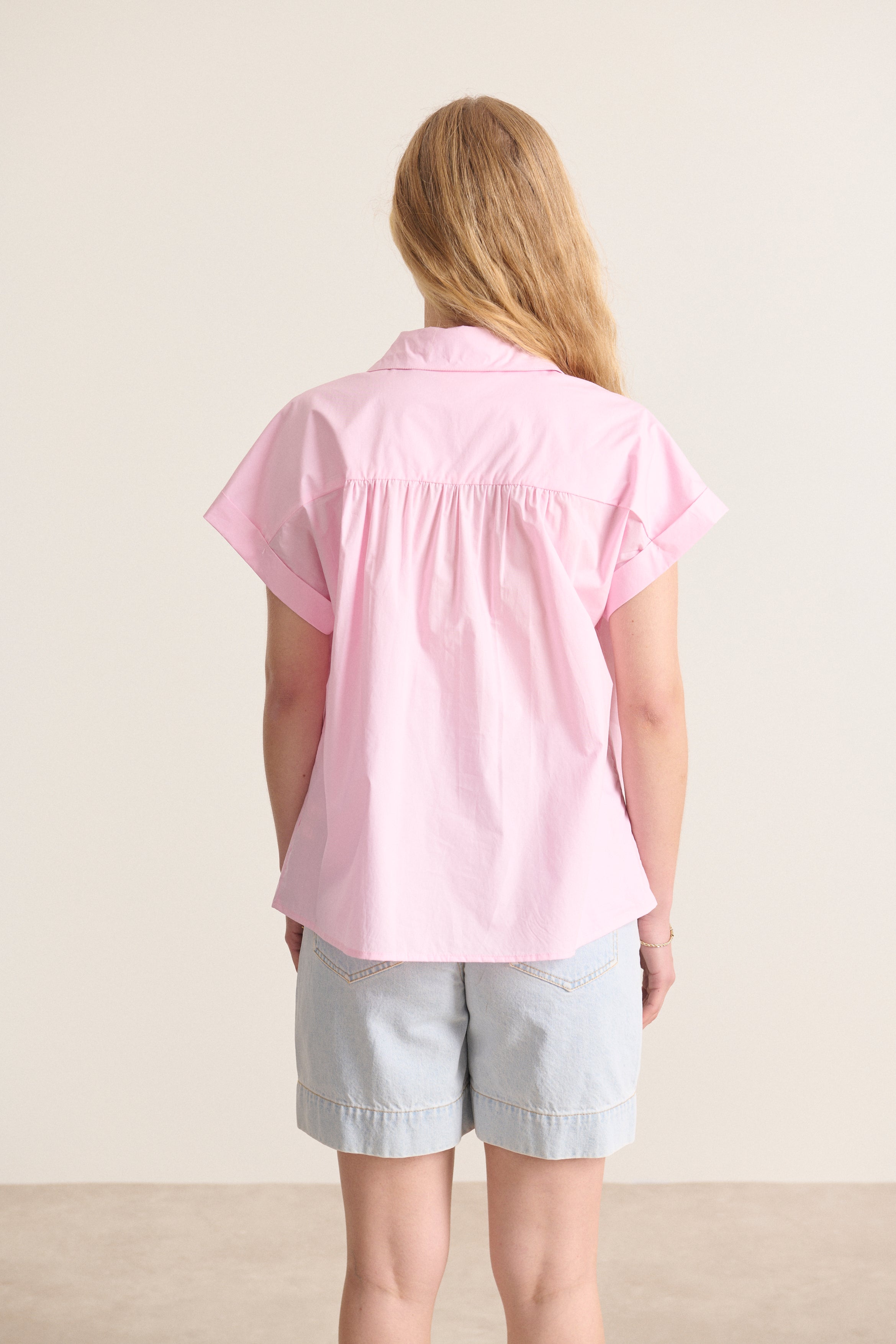 Top en coton léger avec col chemise coupe ample et décontractée coloris rose tenue parfaite pour le printemps