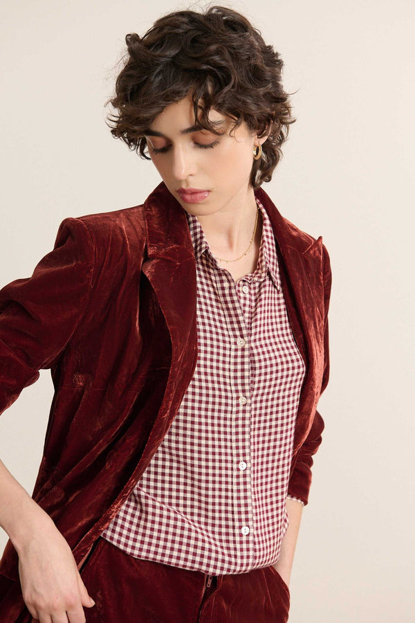Corte horizontal delantero para la camisa TELMA con sutiles frunces bajo el canesú, creando volumen.