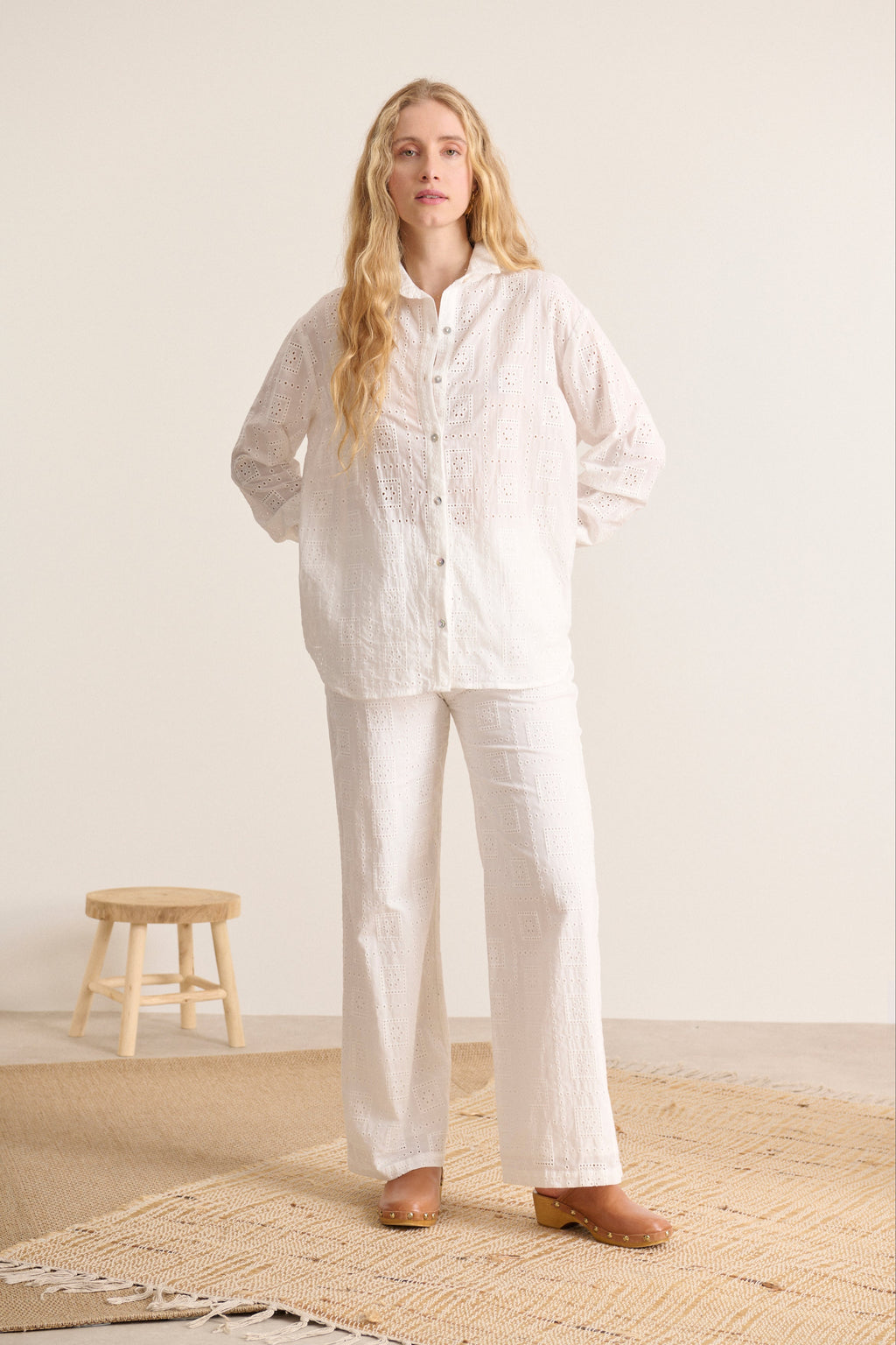 Pantalon léger broderie anglaise entièrement doublé en coton avec fermeture éclaire invisible collection femme printemps été