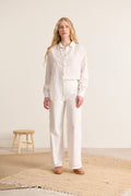 Pantalon droit avec jambes larges fermeture zippée sur le côté du pantalon en broderie anglaise coloris écru
