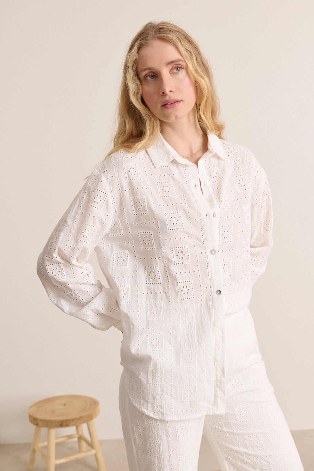 Chemise blanche en broderie anglaise tombé fluide et coupe légèrement oversize manches longues collection printemps été