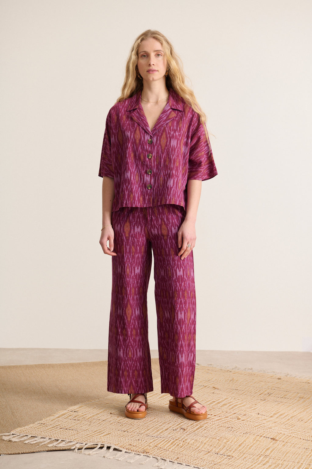 Pantalon léger et fluide original et moderne couleur grenat motifs IKAT collection printemps été