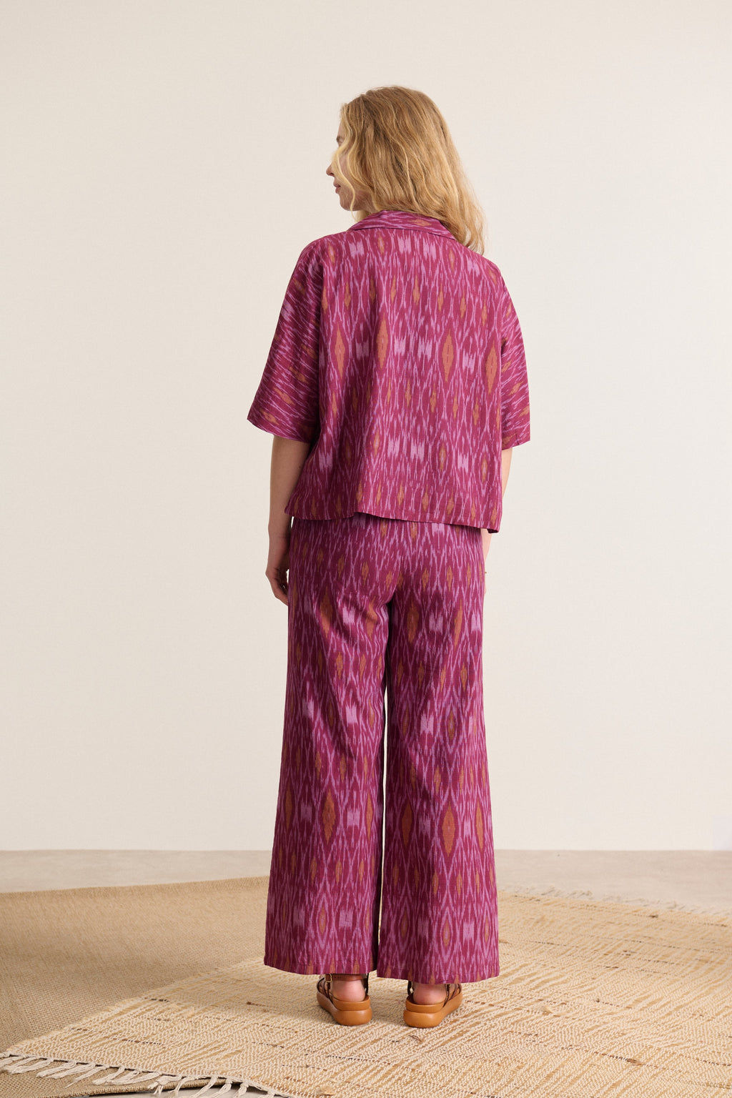Bas à motifs IKAT en coton couleur grenat collection printemps été Garance Paris pantalon tendance femme 