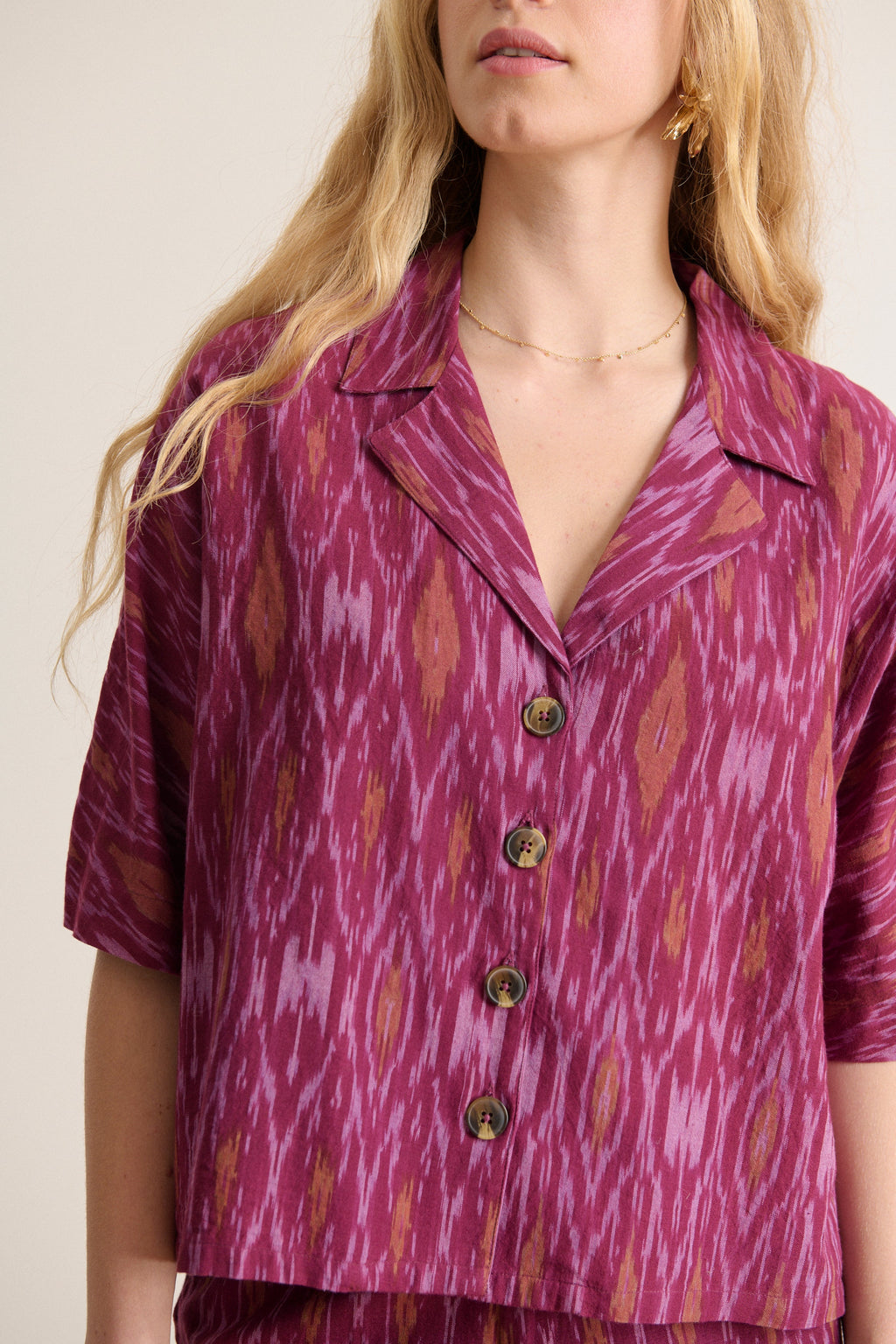 Chemise fluide à motifs IKAT couleur grenat col pyjama manches courtes Garance Paris 
