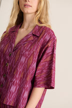 Haut col pyjama coloris grenat et tissu IKAT coupe large manches courtes collection printemps été 