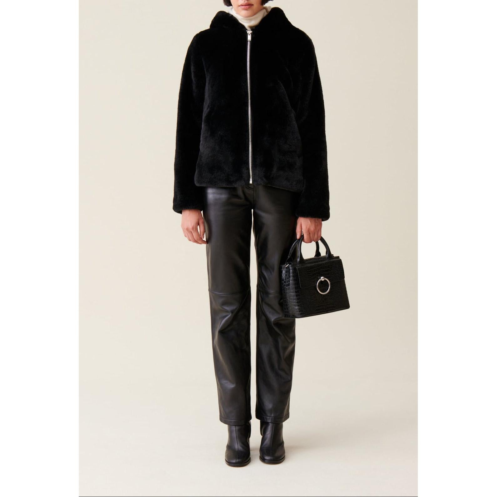 Chaqueta de piel sintética con capucha
