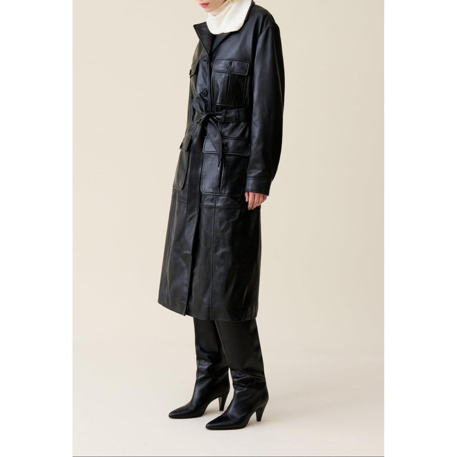 Gabardina de cuero con cuello sastre