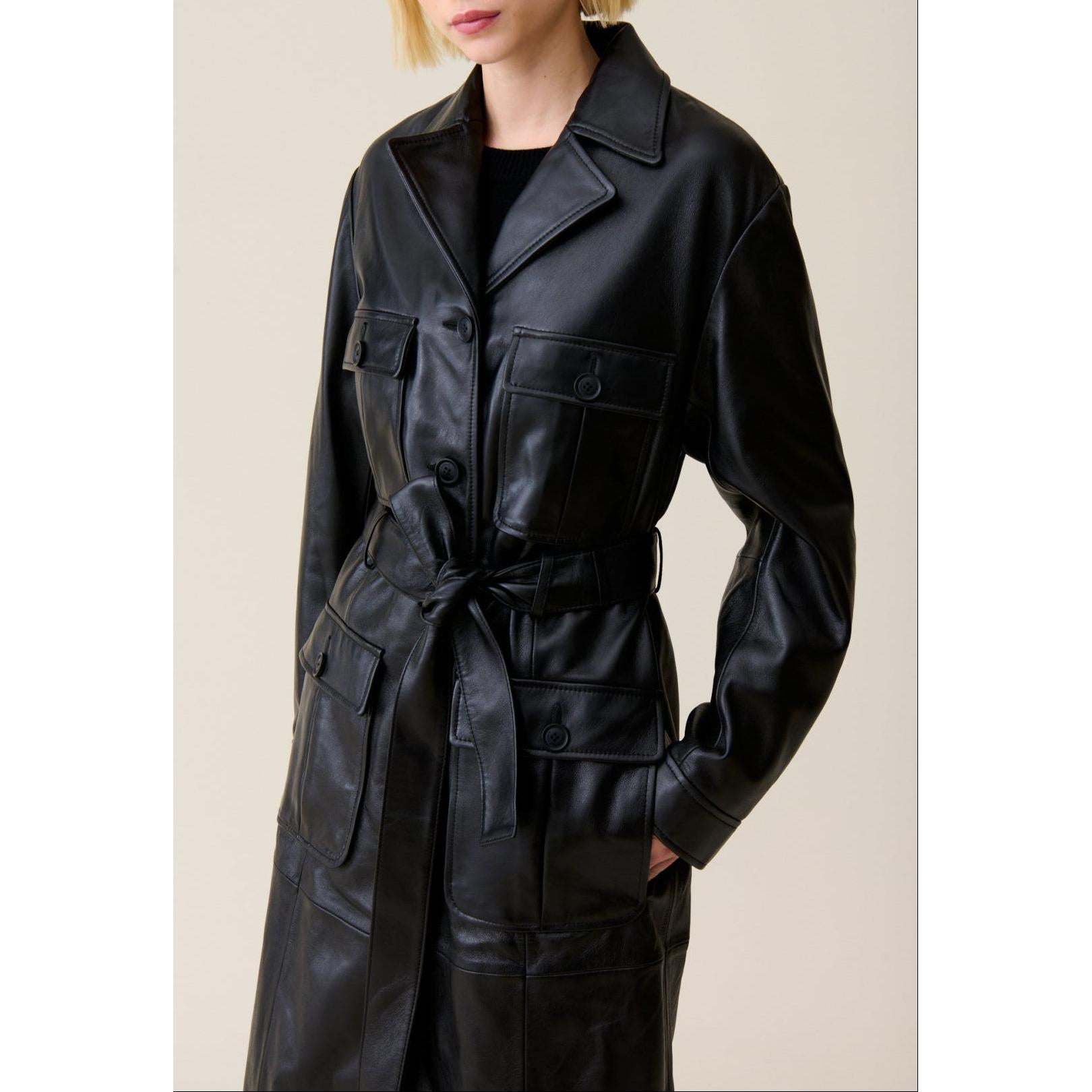 Gabardina de cuero con cuello sastre