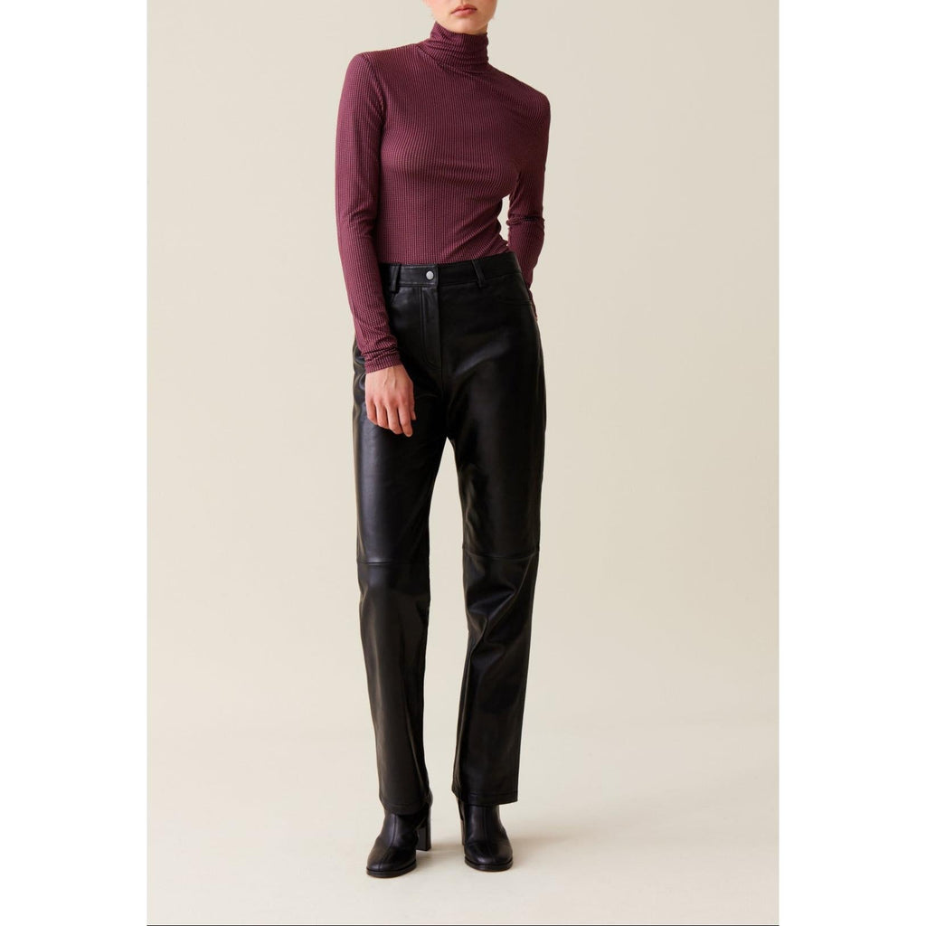 Top ajustado con cuello alzado