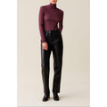 Top ajustado con cuello alzado