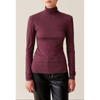 Top ajustado con cuello alzado