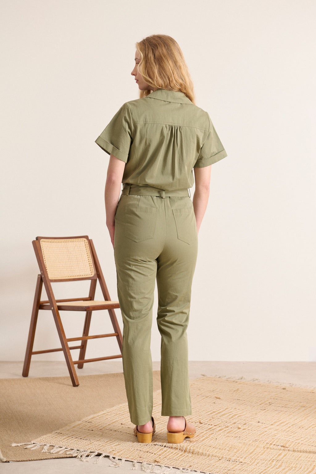 Combinaison à manches courtes, poches et ceinture amovible, un look chic et décontracté coloris kaki