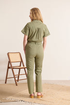 Combinaison à manches courtes, poches et ceinture amovible, un look chic et décontracté coloris kaki