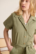 Combinaison chic à manches courtes, poches pratiques, ceinture amovible et coupe parfaite pour la saison