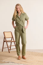 Combinaison manches courtes coloris kaki avec poches et ceinture amovible, longueur idéale pour un style estival