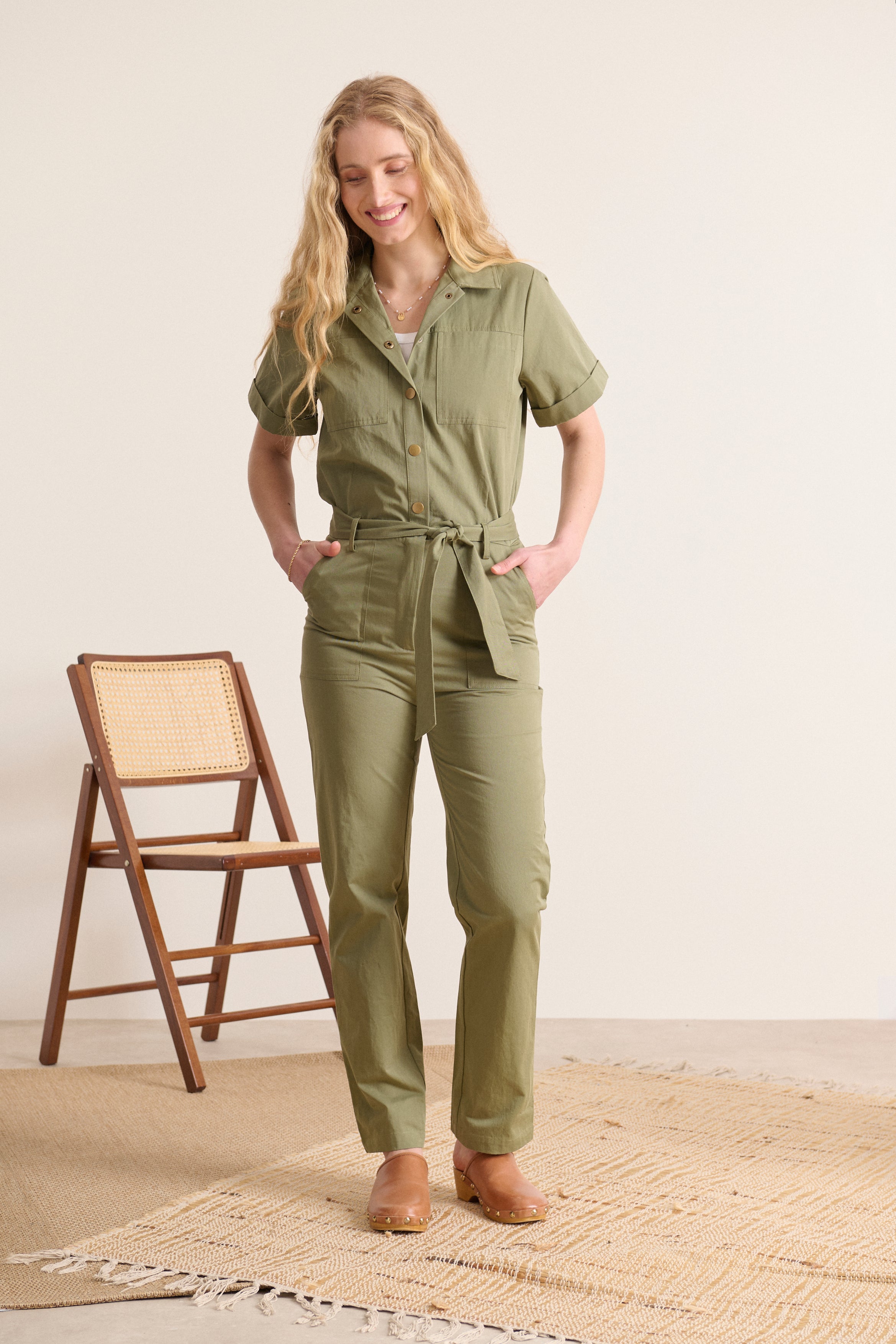 Combinaison manches courtes coloris kaki avec poches et ceinture amovible, longueur idéale pour un style estival