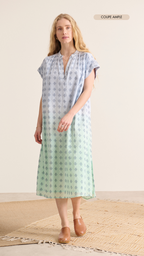 Vestido midi holgado en algodón natural, escote en V, hombros fruncidos y espalda forrada con estampados de tinte por inmersión en azul y verde 