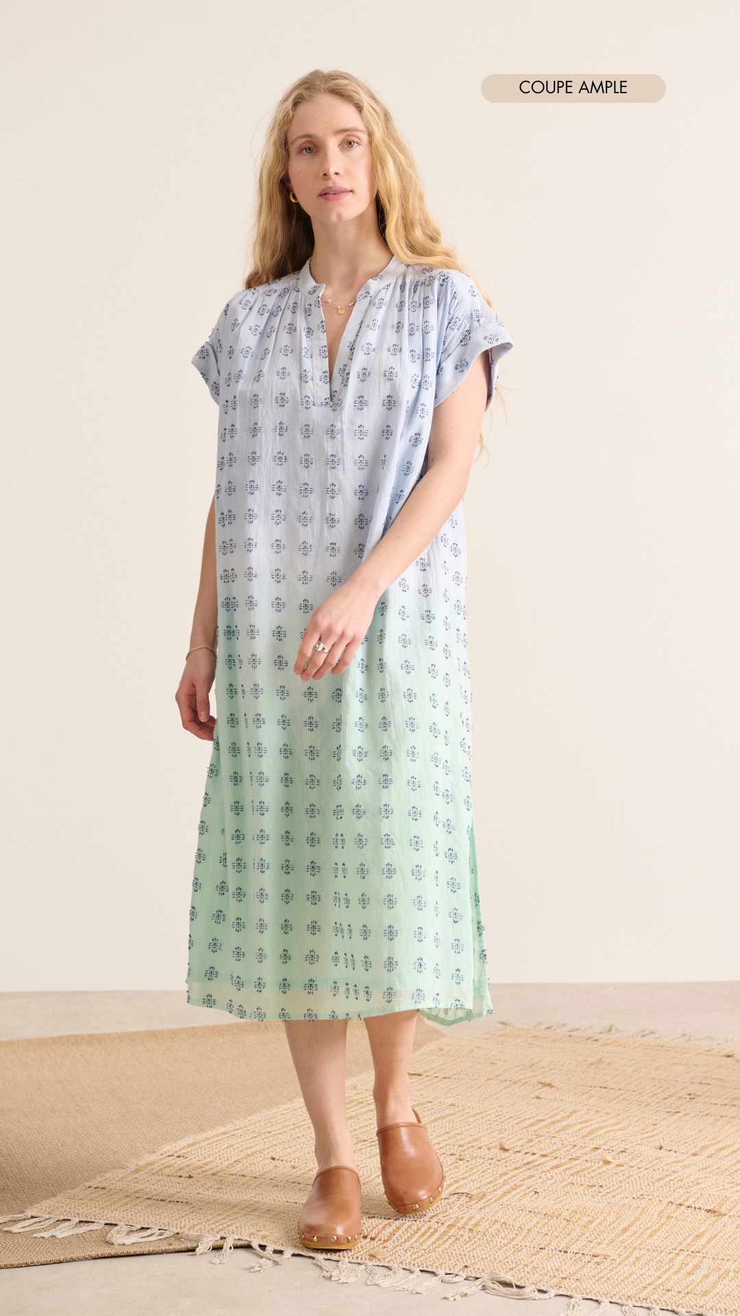 Vestido midi holgado en algodón natural, escote en V, hombros fruncidos y espalda forrada con estampados de tinte por inmersión en azul y verde 