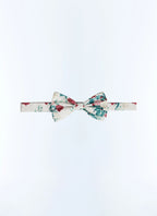 Floral fluga i satin – ljust blommönster