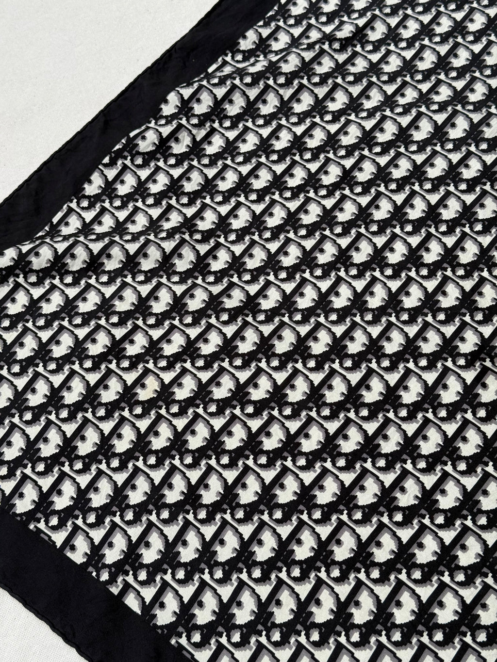 Pañuelo Christian Dior – Modelo Monograma Negro