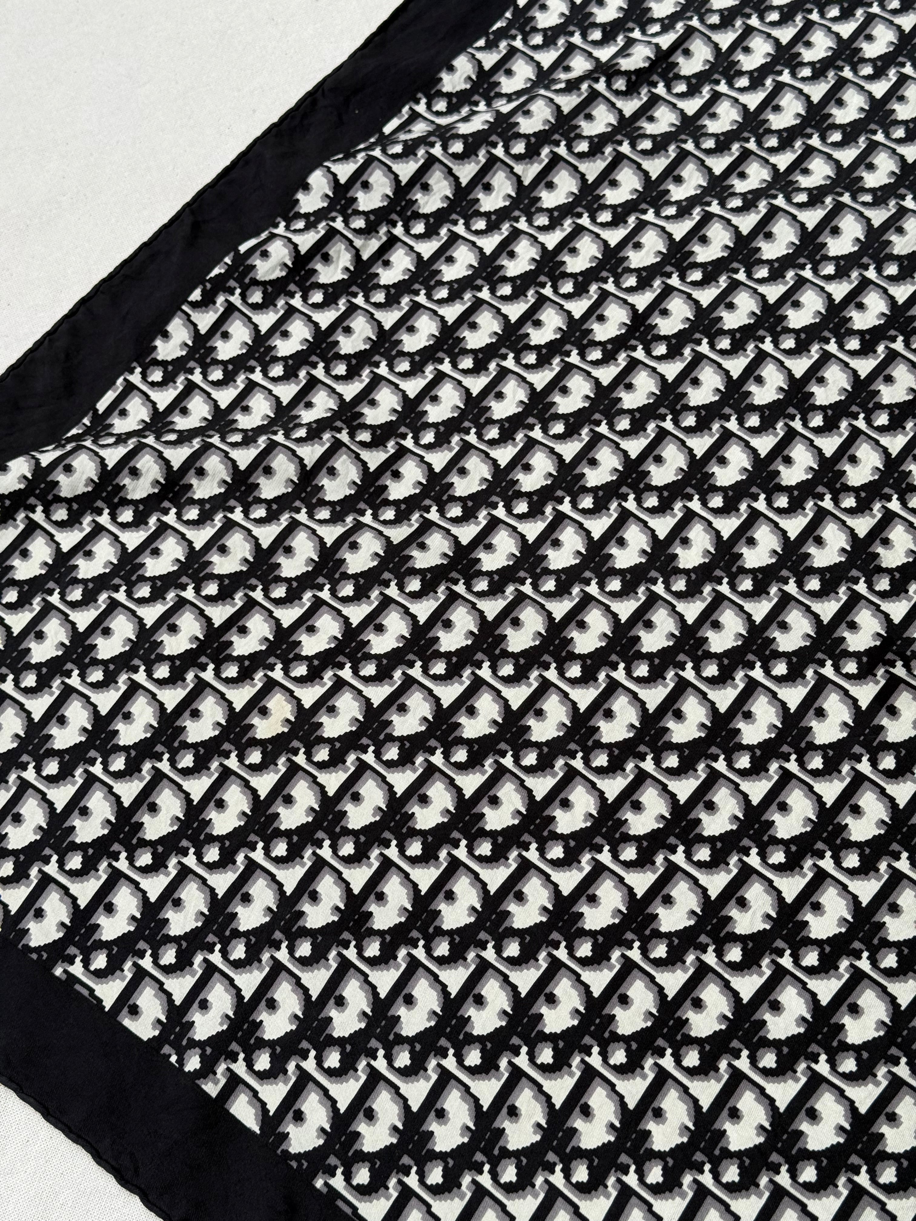 Pañuelo Christian Dior – Modelo Monograma Negro