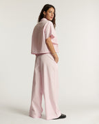 Pantalon en popeline de coton rose clair, coupe large et fluide, adapté à toutes les morphologies pour un style féminin décontracté et élégant.