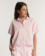 Jean femme en popeline légère rose pâle, coupe droite et confortable, matière en coton fine parfaite pour l'été et toutes morphologies.