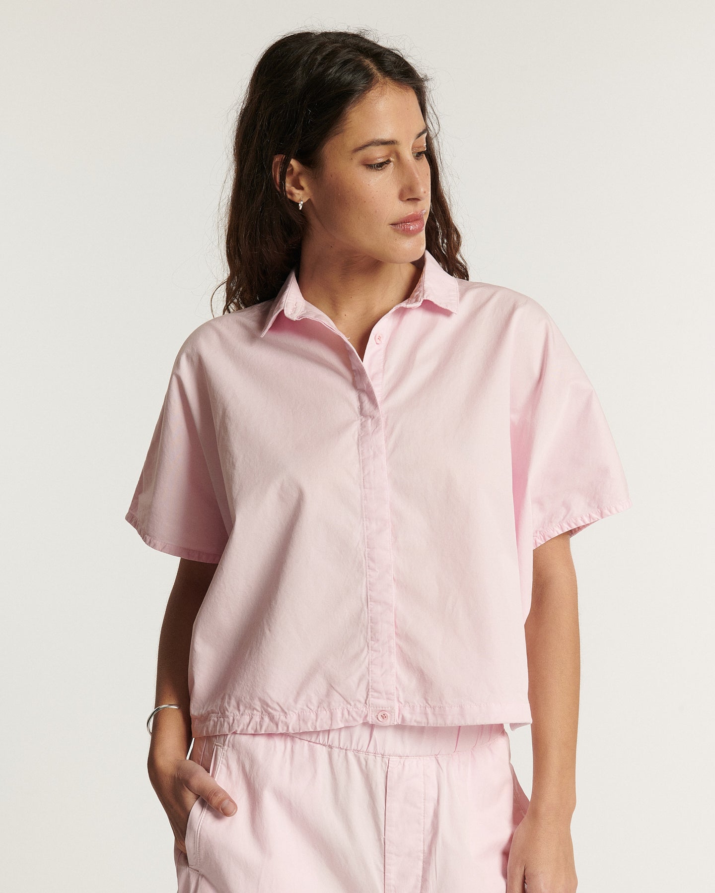 Jean femme en popeline légère rose pâle, coupe droite et confortable, matière en coton fine parfaite pour l'été et toutes morphologies.