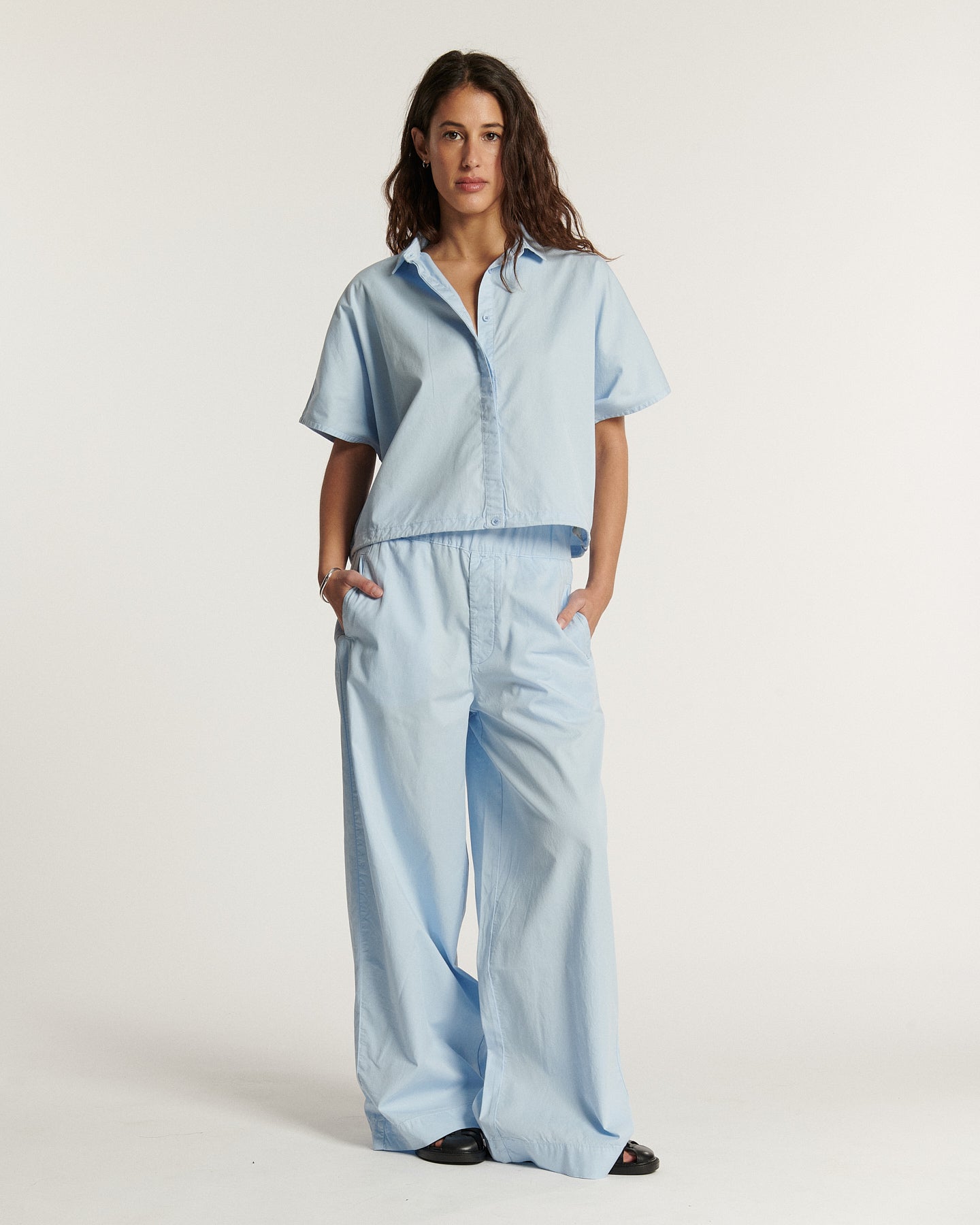 Pantalón ancho en popelina celeste celeste, corte fluido y relajado, ideal para un estilo veraniego femenino y elegante.