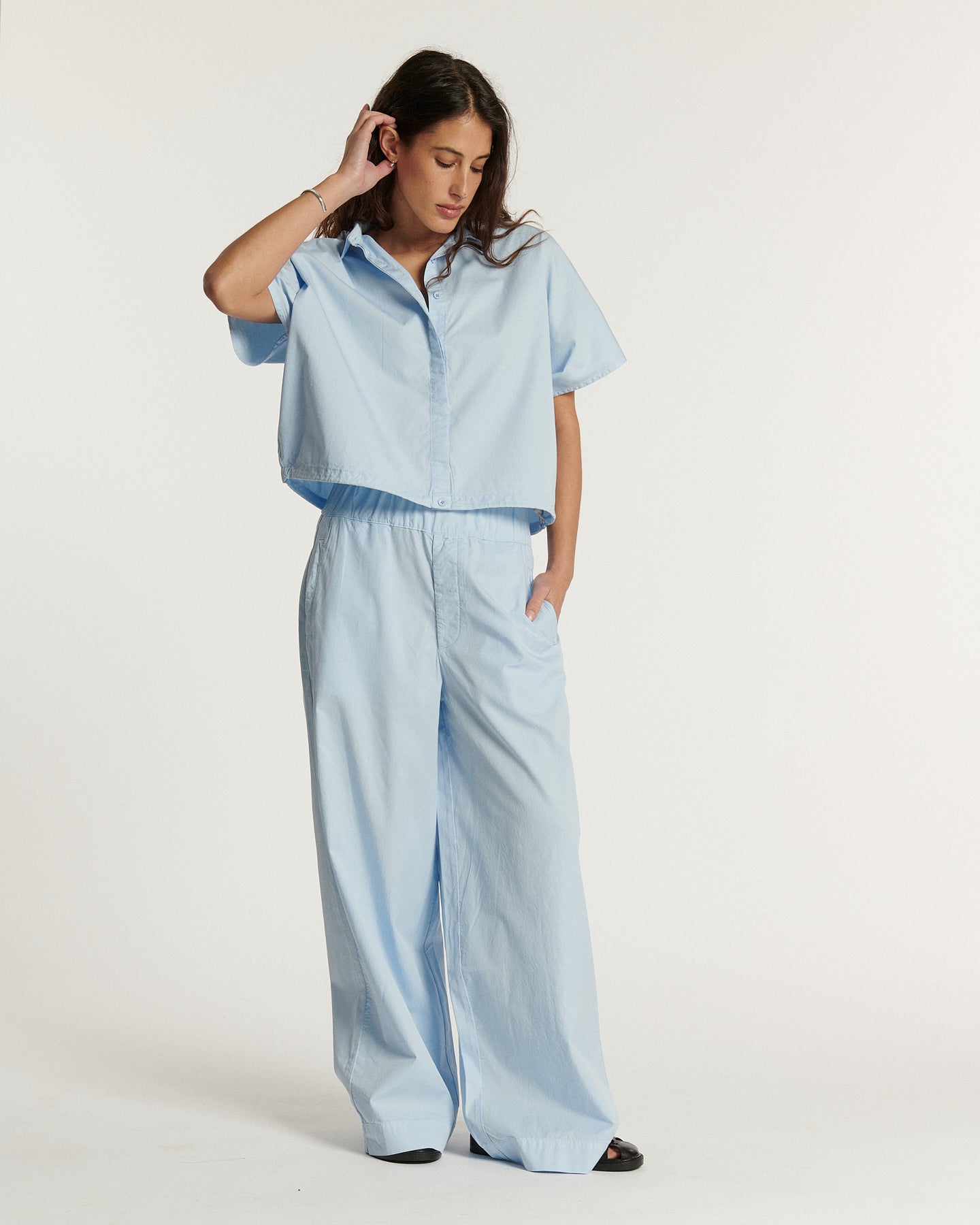 Pantalón ancho de popelina celeste claro, corte fluido y relajado apto para todo tipo de cuerpos para un estilo veraniego femenino y cómodo.