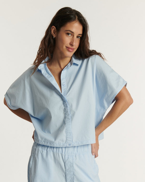 Jean en popeline légère bleu clair, coupe droite, tissu 100% coton, confortable et adapté à toutes les morphologies féminines.
