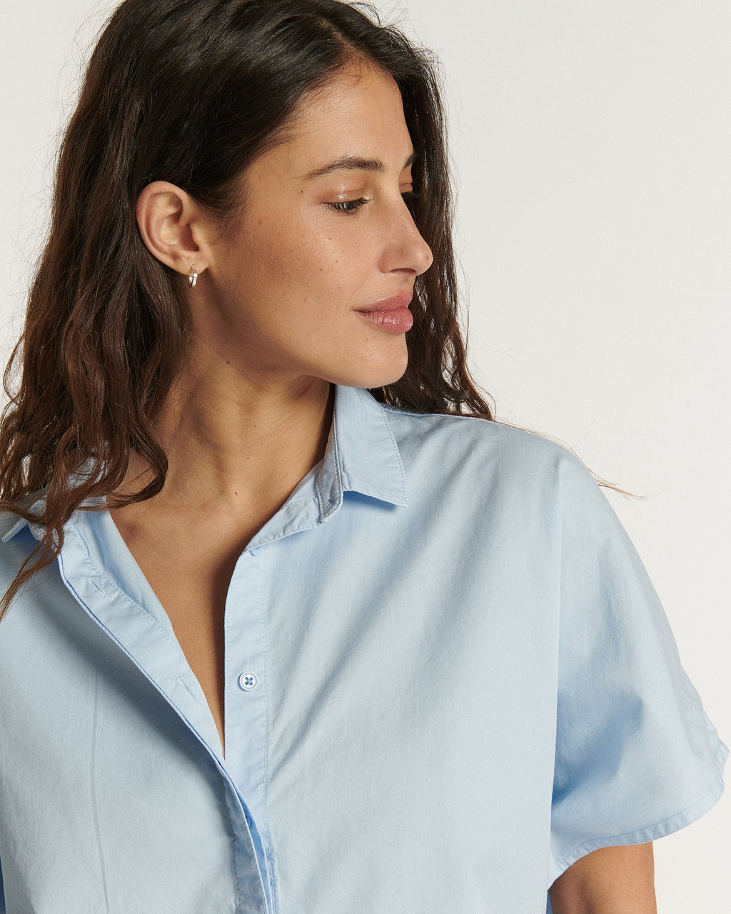 Jeans de mujer de corte recto en popelín azul claro, tejido de algodón suave y entallado para un confort veraniego y una silueta elegante.