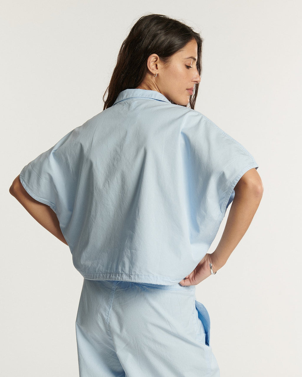 Pantalón de popelín claro azul celeste, corte recto cómodo y fluido, apto para todo tipo de cuerpos para un estilo casual de verano.