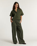 Pantalon femme en popeline kaki, coupe large et fluide avec taille élastique, matière légère et confortable adaptée à toutes les morphologies.