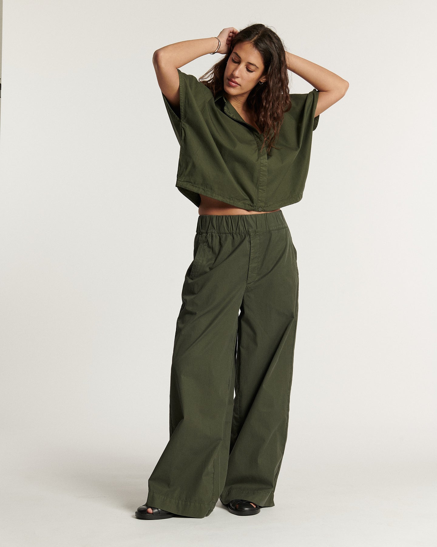 Pantalon femme en popeline kaki, coupe large et fluide avec taille élastique pour un confort adapté à toutes les morphologies.