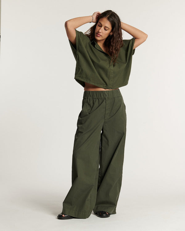 Pantalon femme en popeline kaki, coupe large et fluide avec taille élastique pour un confort adapté à toutes les morphologies.