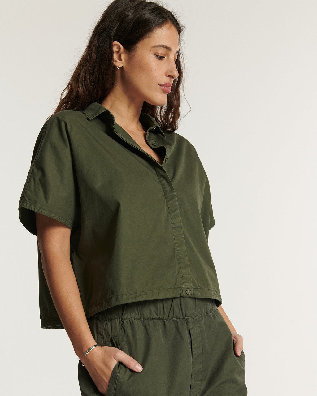 Pantalon en popeline kaki léger, coupe droite et confortable, conçu pour s’adapter à toutes les morphologies féminines avec un tissu en coton doux et respirant.