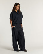 Pantalon en popeline de coton bleu marine, coupe ample et fluide avec taille élastiquée, idéal pour un style décontracté et féminin adaptable à toutes les morphologies.